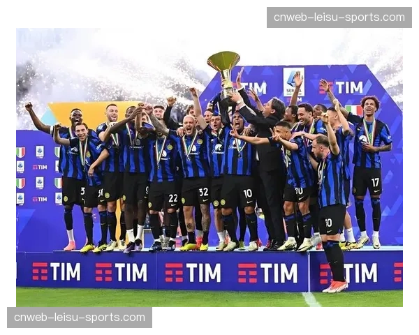 特写：终场哨响，提前夺冠的巴黎众将拥抱，恩里克平静鼓掌