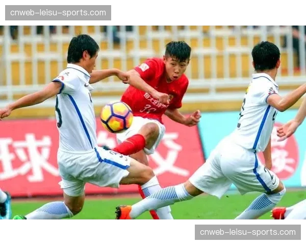 通讯:门兴格拉德巴赫的“青春风暴”,年轻中场组合展现卓越的肋部连接能力 通讯:门兴格拉德巴赫的“青春风暴”,年轻中场组合展现卓越的肋部连接能力